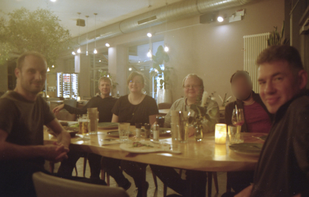 Gruppenbild beim Abendessen